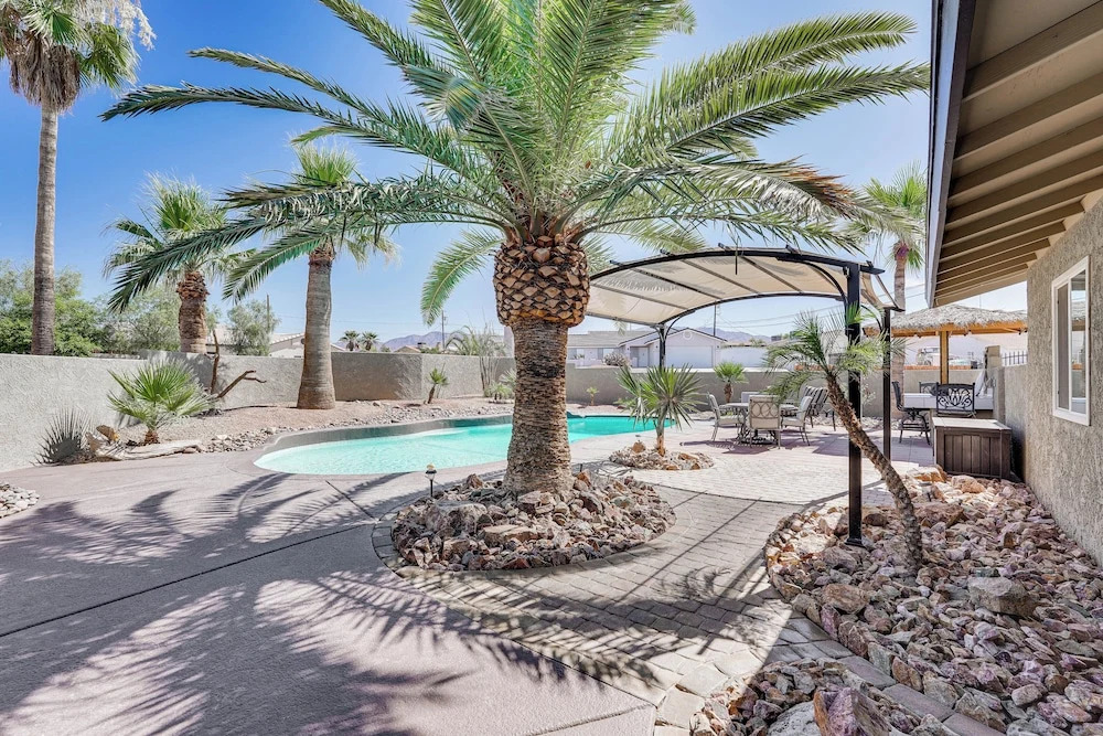 5 Mi to Beach: Poolside Paradise in Lake Havasu!