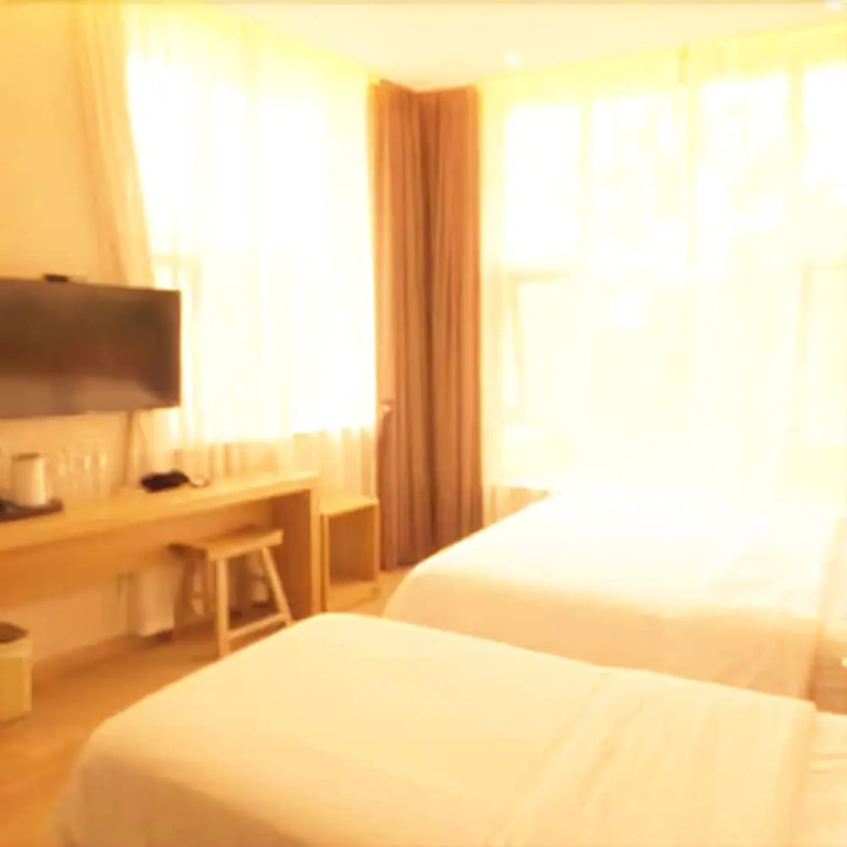 Junpin Coastal Hotel (Qingdao Railway Station Subway Station Zhanqiao Branch)(君品海岸酒店（青岛火车站地铁站栈桥店）)