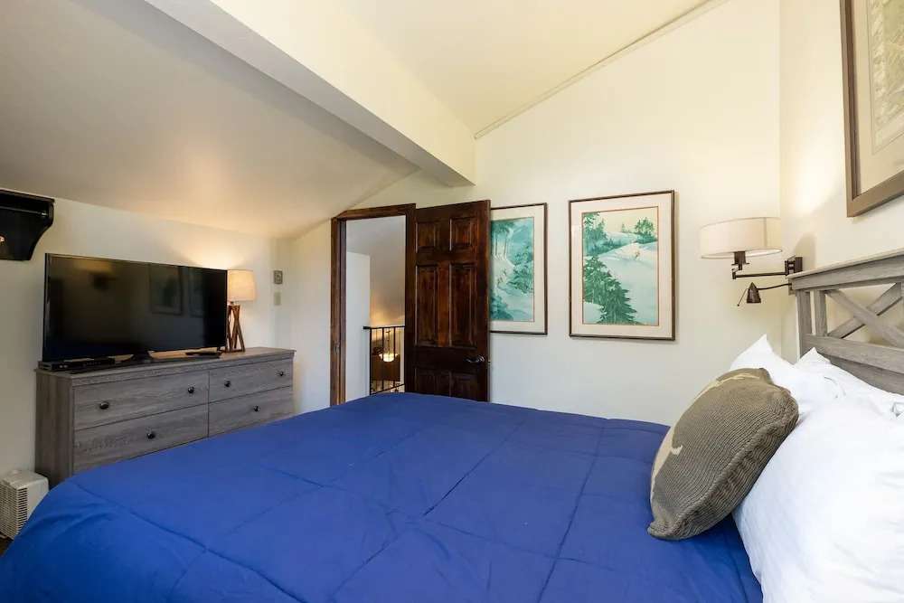 1196 Flying Dutchman 1 Bedroom Condo by RedAwning