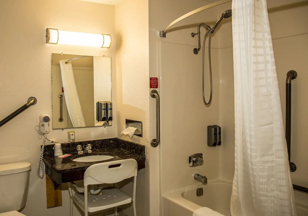 Americas Best Value Inn & Suites Detroit Lakes