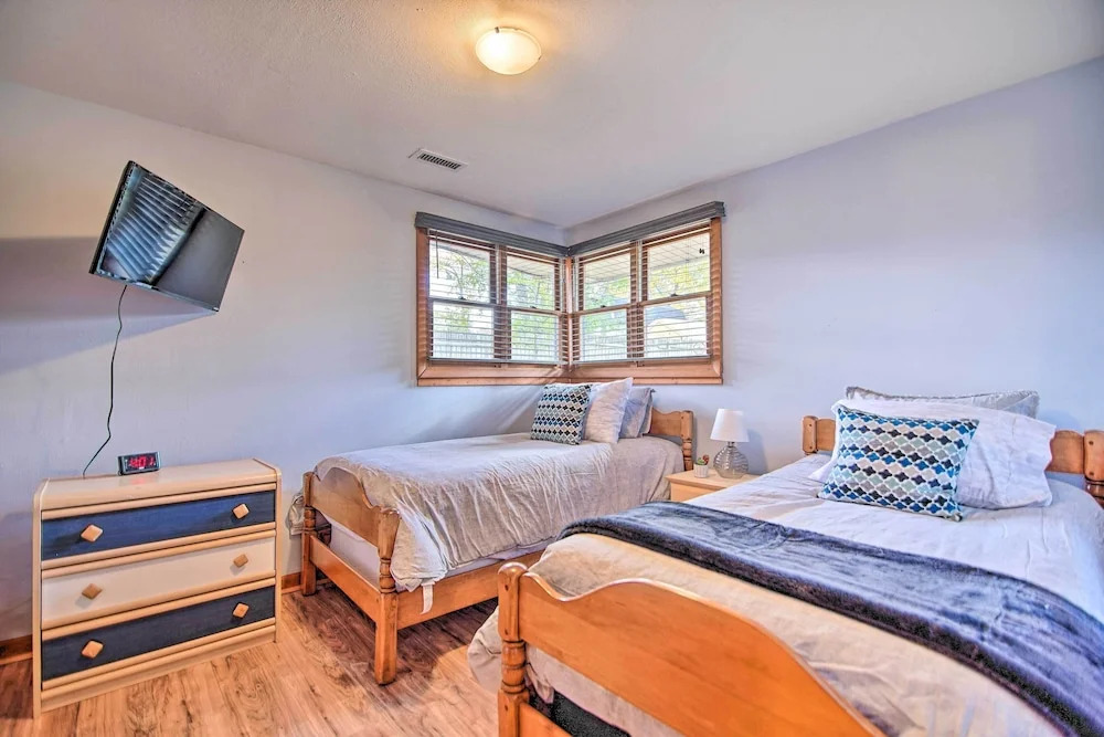 Fenced Yard: Fox River Grove Home, Dogs Welcome