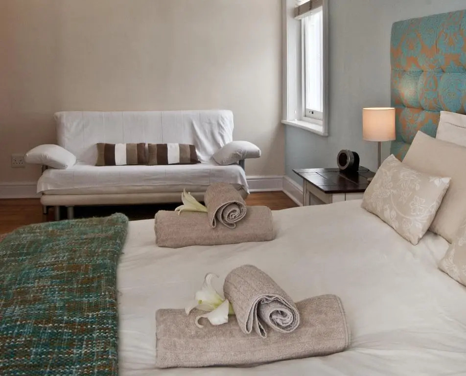 Six on Scott Guesthouse