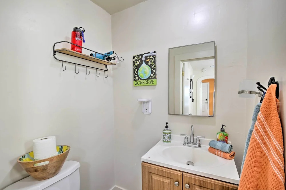 7 Mi to Downtown: Long Beach Bungalow w/ Patio