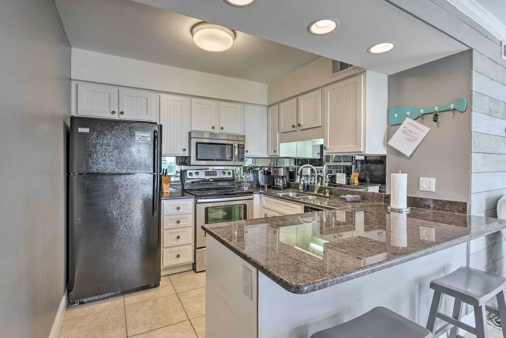 Vibrant Family Condo: 100 Feet to Private Beach!