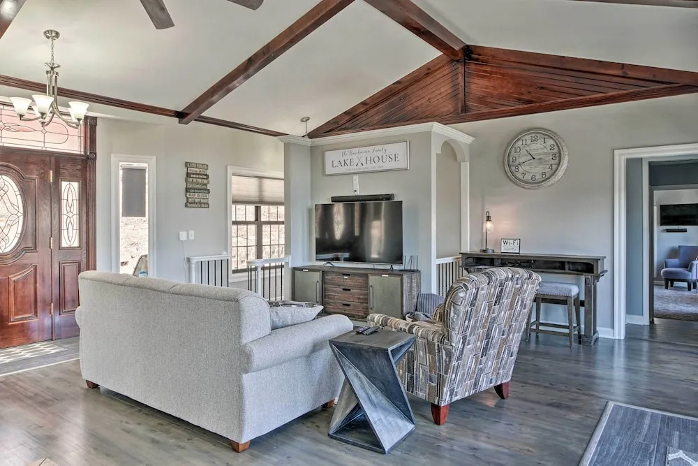 Pet-friendly Branson Area Home: Hot Tub, Game Room