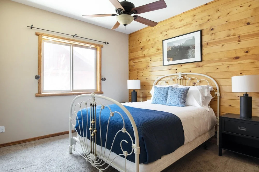 Bernard by Avantstay Luxurious Cabin in Big Bear w/ Hot Tub & Pool Table