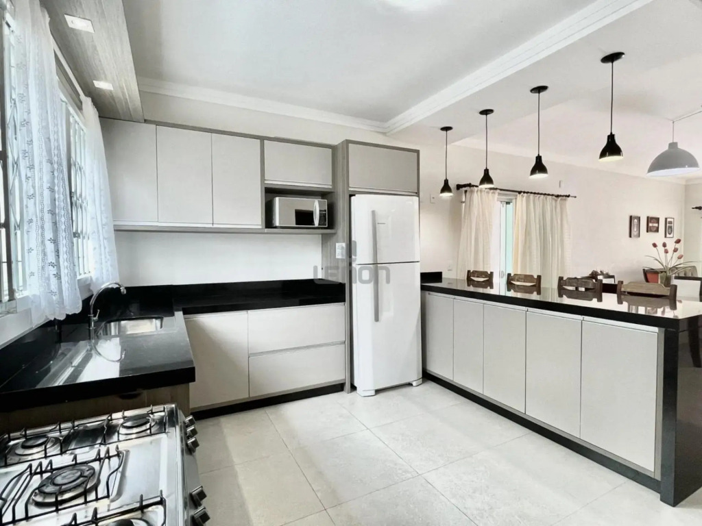 125 - Excelente Casa com 03 quartos em Mariscal