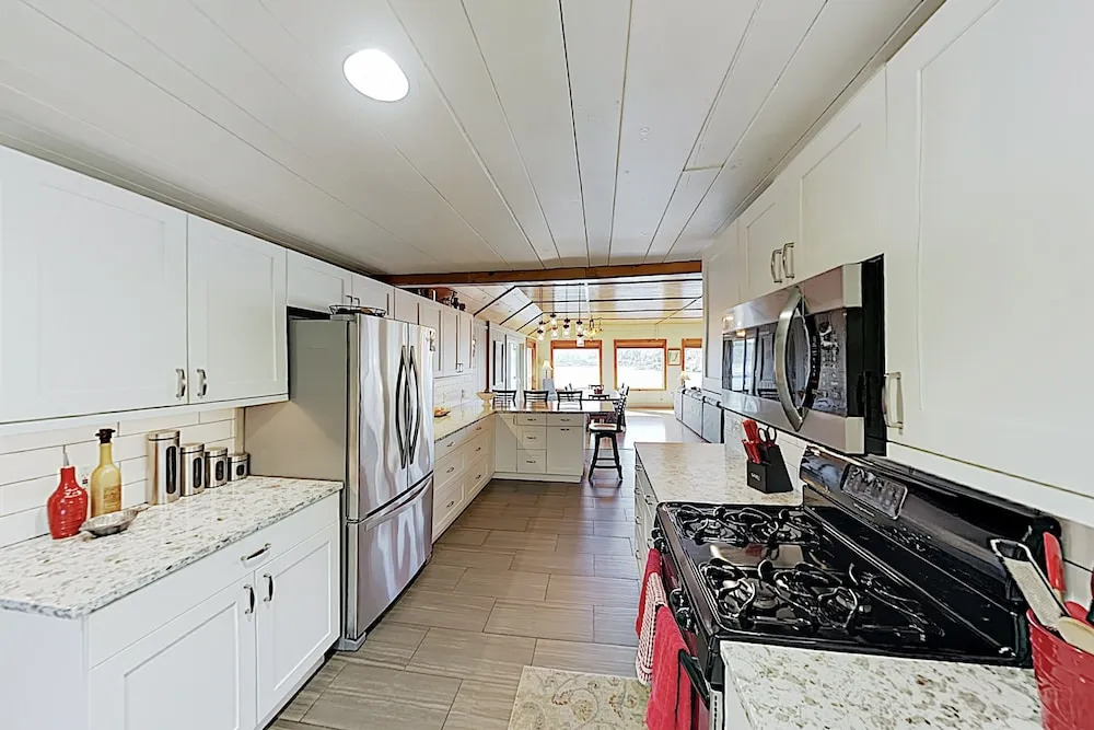 Hidden Gem: 1-acre Lakefront W/ Hot Tub, Dock 4 Bedroom Home
