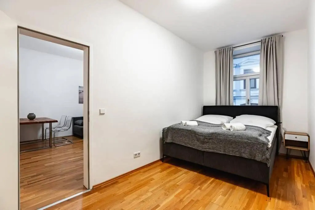 Spacious 3-Room Apt. 15 Min To the City Center