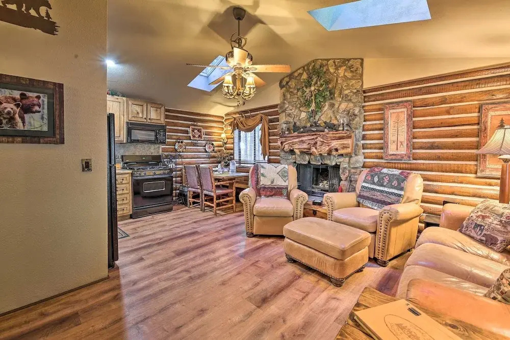 Family & Dog Friendly: Rustic Lakeside Cabin