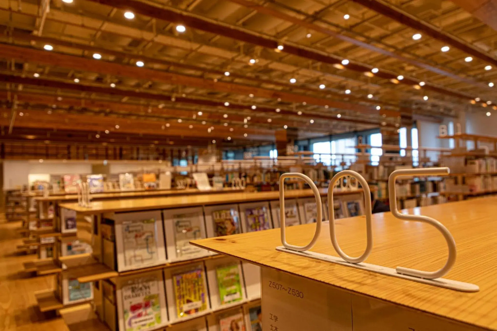 泊まれる図書館 寄処 -yosuga
