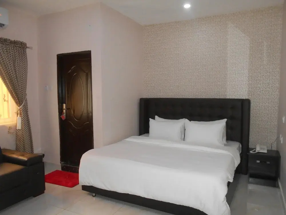 Exquisite Homes2 Hotel & Lounge