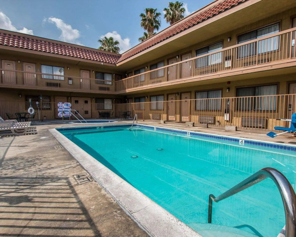 Palm Inn Hotel near Tyler Mall Riverside