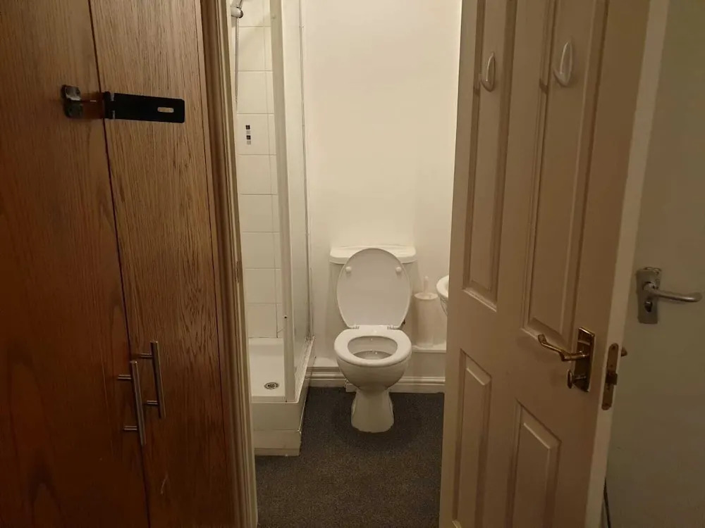 2 Bed Apartment B70 off M6 With Free Parking