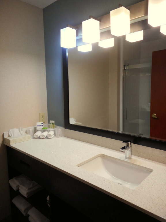 Holiday Inn Express & Suites - North Carmel / Westfield by IHG