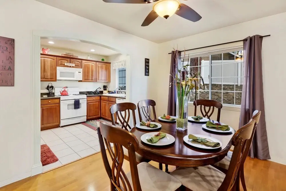 2091-mockingbird Getaway 4 Bedroom Home by RedAwning