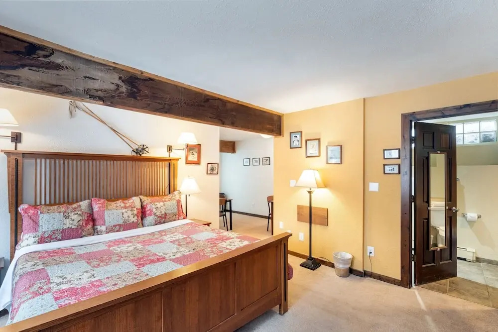 Manitou Lodge 4 Hotel Room by Alpine Lodging Telluride