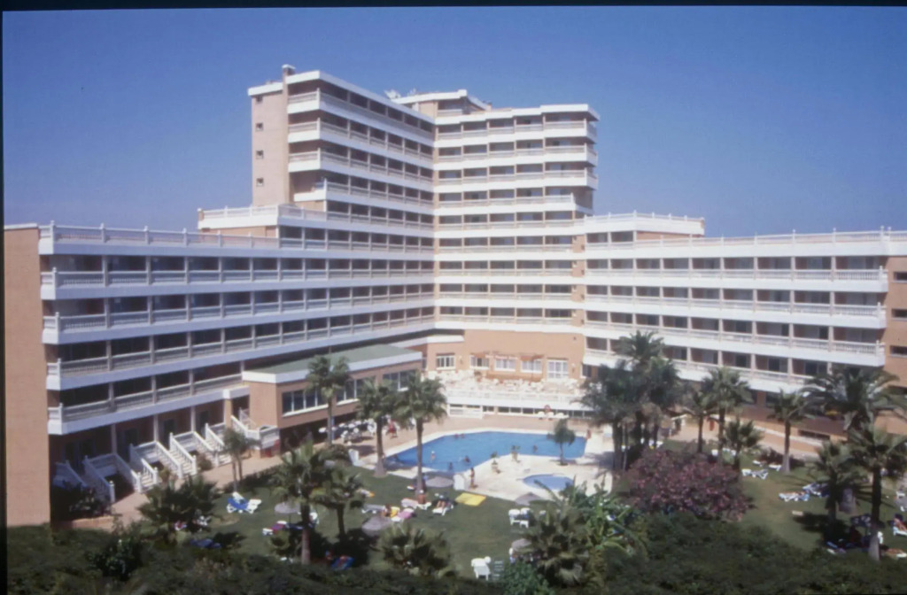 Hotel Parasol by Dorobe
