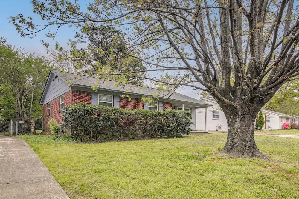 Private Yard! Pet-friendly Memphis Adventure Hub