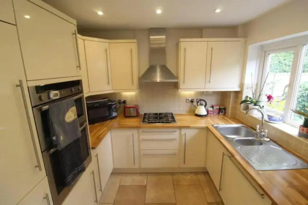 3 Bedroom house-close to Manchester airport-Free parking-private garden