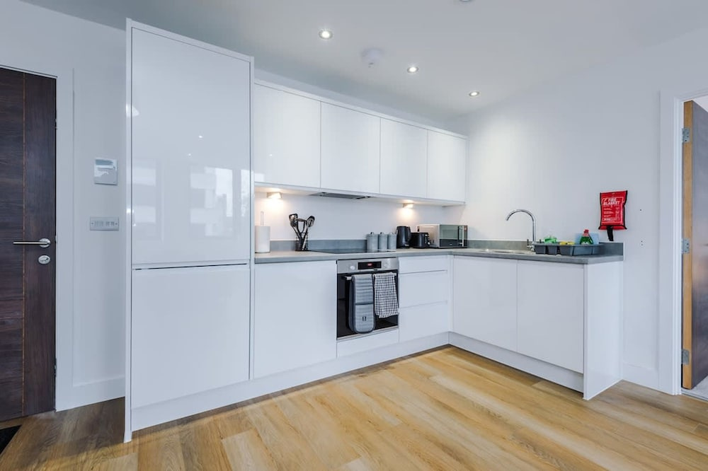 NEW Stylish Apartment Amazing Location Sleeps 4