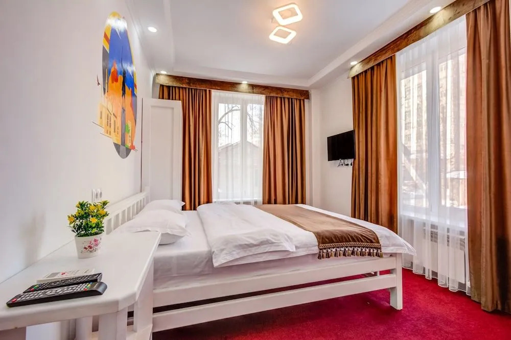 WHITE HOTEL & HOSTEL