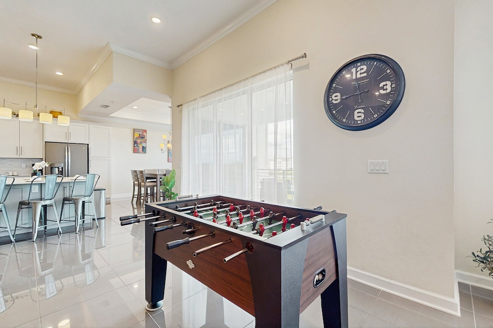 Fourth Floor Penthouse With Shared Pools and Hot Tub, Fast Wifi, & Central AC