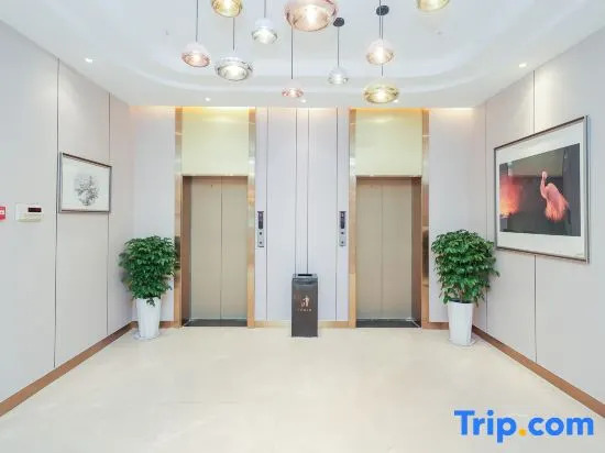 Yilong Ruiyun Hotel (Guangcai Market Store at Anqing High speed Railway Station)