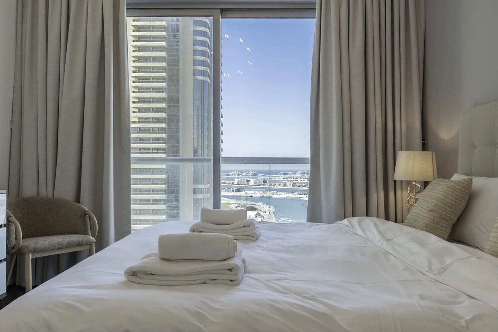 Sleek & Serene Apartment w/ Stunning Marina Views