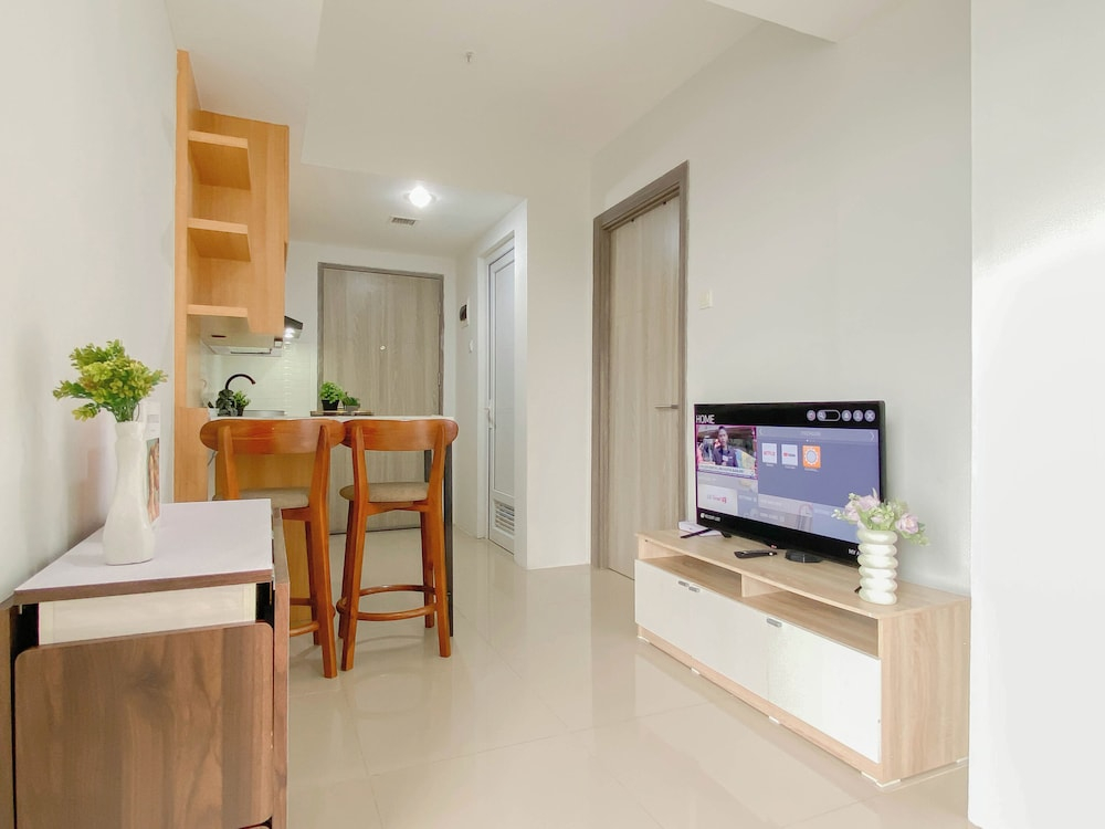 Contemporary And Restful 2Br At Apartment Anwa Residence