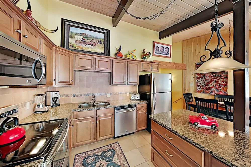 Updated Mountainside With Hot Tub 2 Bedroom Condo