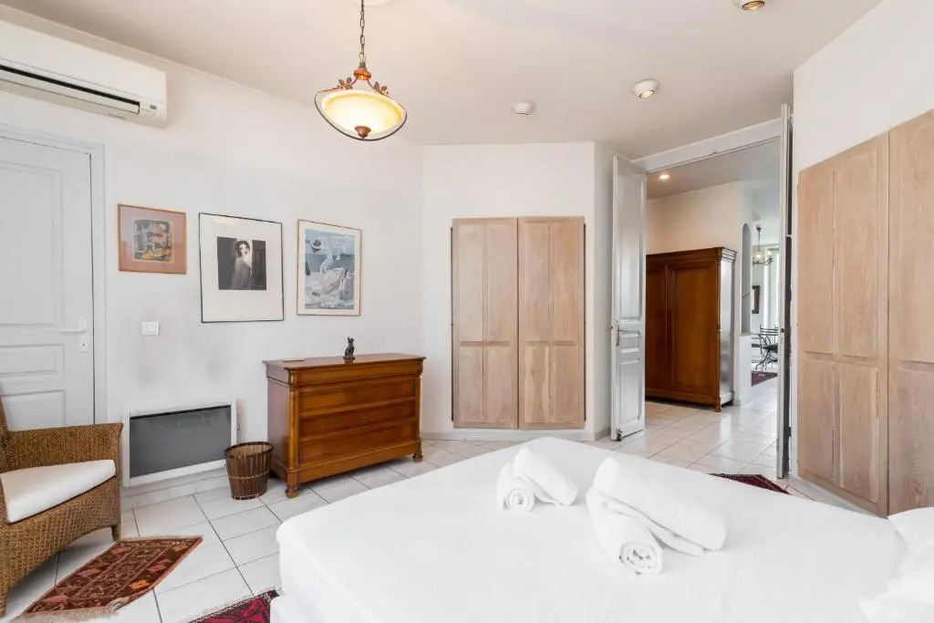 Large 2 Bdrs Downtown - 6 pax & AC