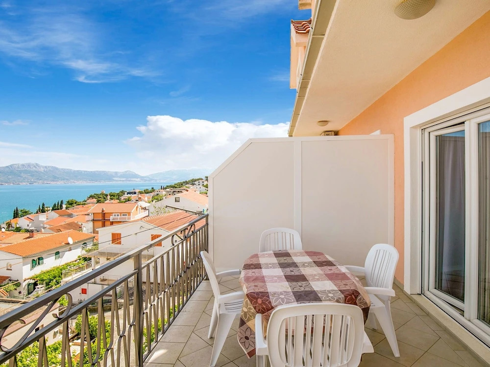 Sea-view Apartment in Mastrinka - Trogir With Balcony