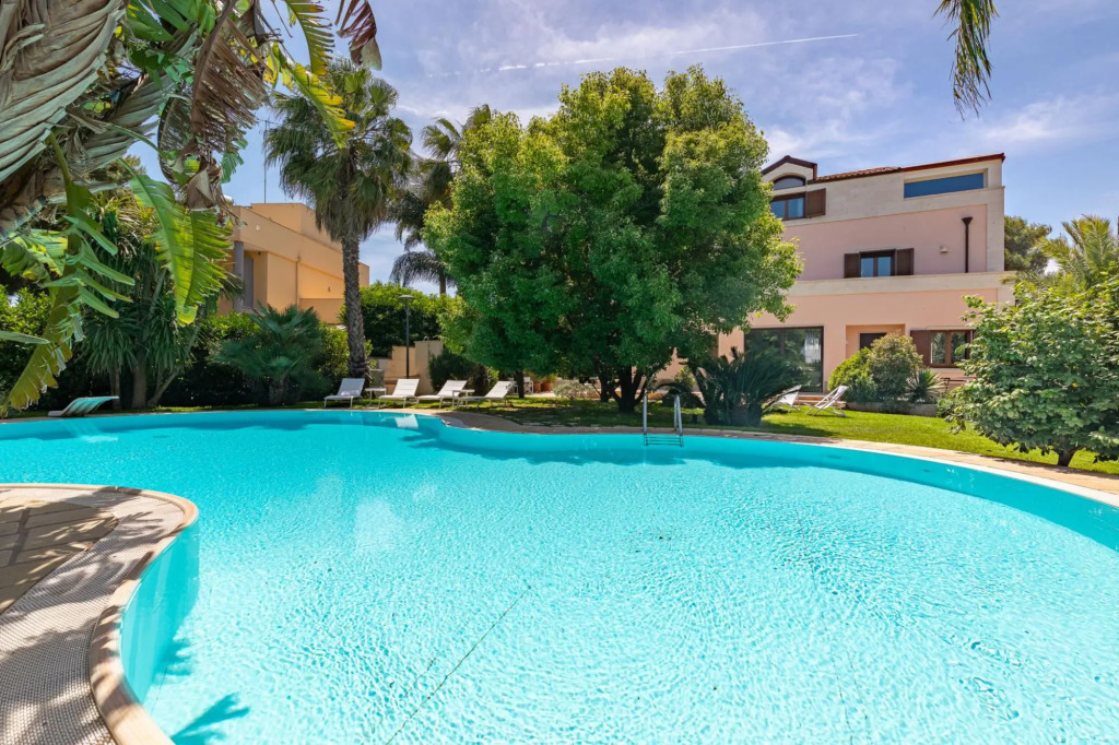 Elegant luxury villa with pool at the entrance of Lecce-Villa Rapolla