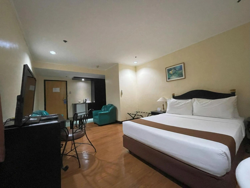 Golden Peak Hotel & Suites powered by Cocotel