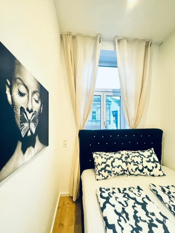 Comfortable Private Rooms in 3BR Apartment Near Kaufpark Alterlaa