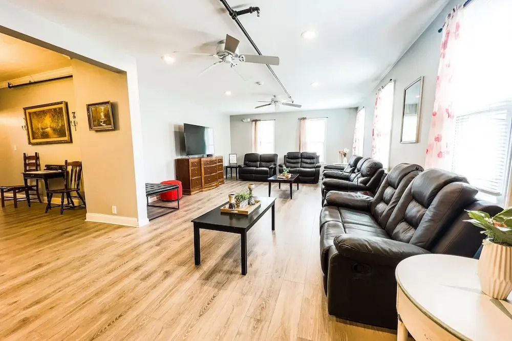THE 1023 With Private Yard & Parking, Near Falls & Casino by Niagara Hospitality