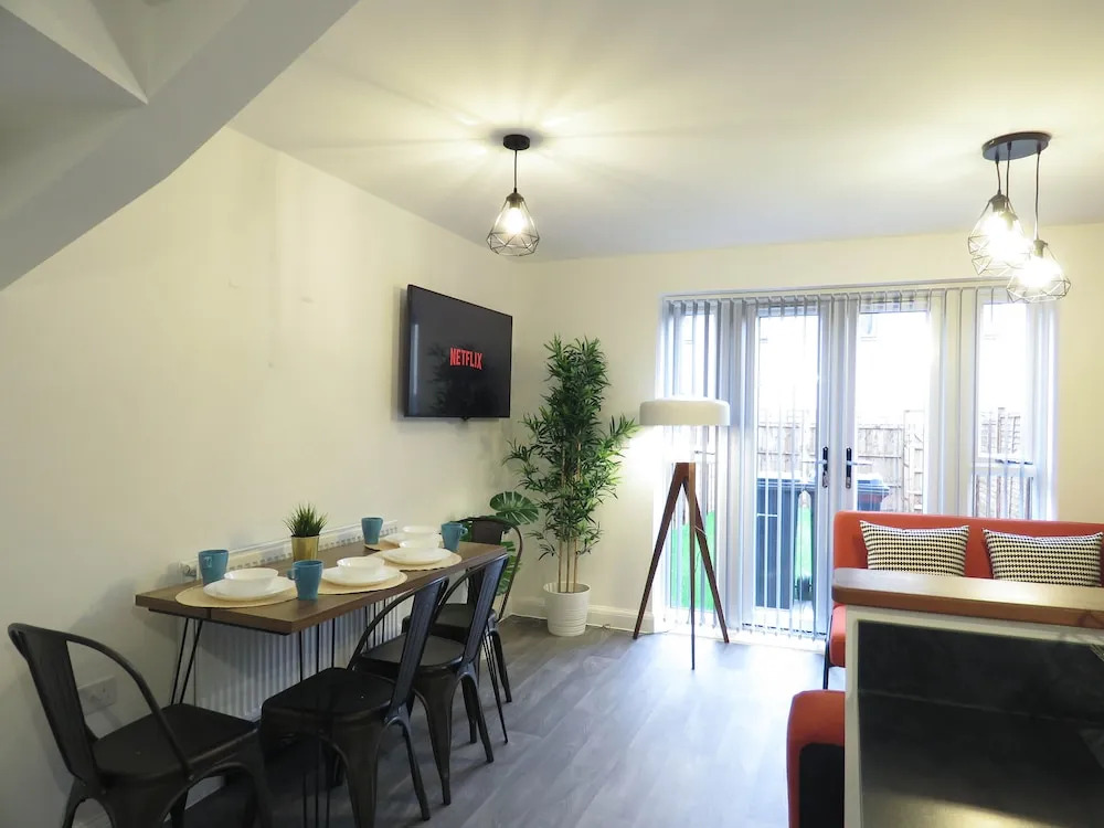 Tudors eSuites Birmingham Townhouse Private Garden Free Parking
