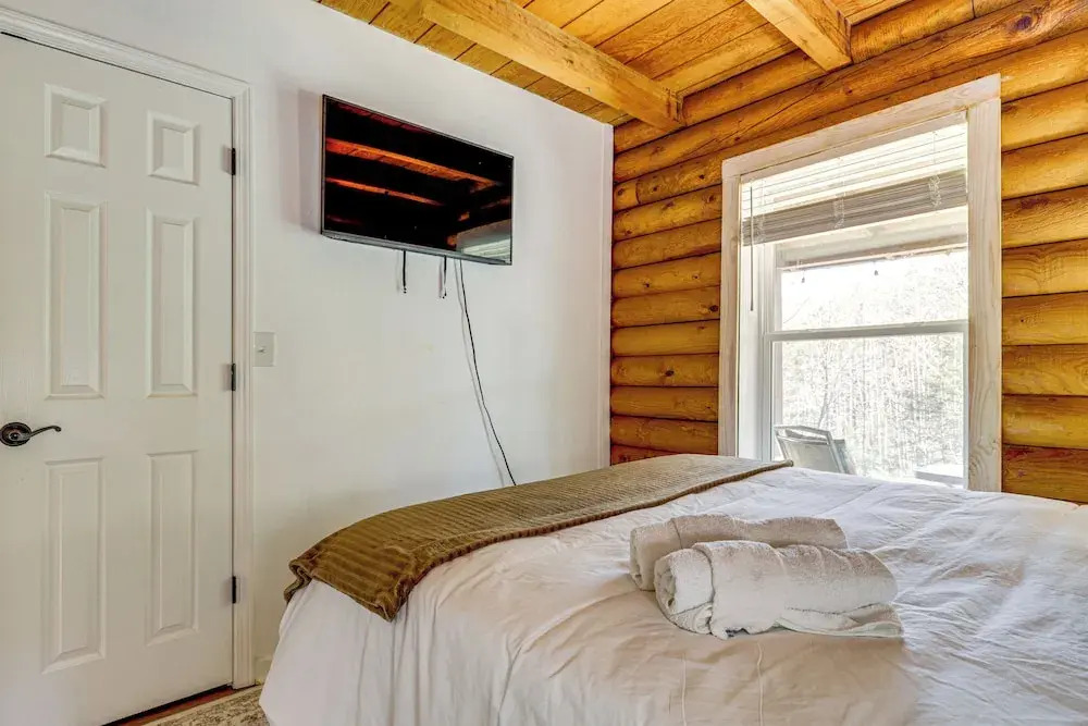Pet-friendly Gatlinburg Cabin w/ Hot Tub!