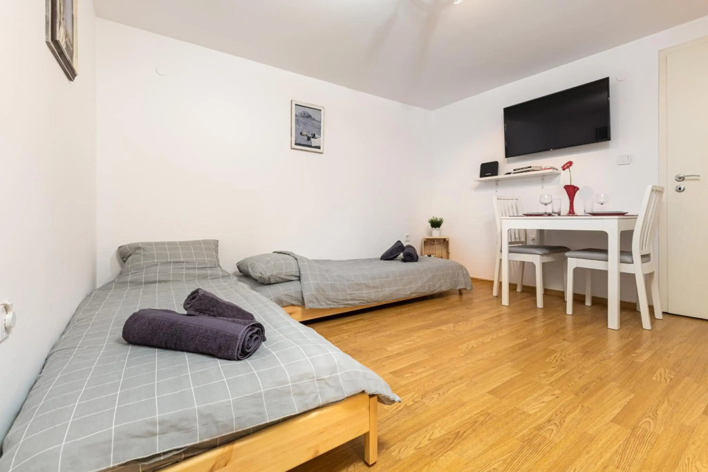 Peaceful Riverside Studio with Garage & private Patio Garden Center