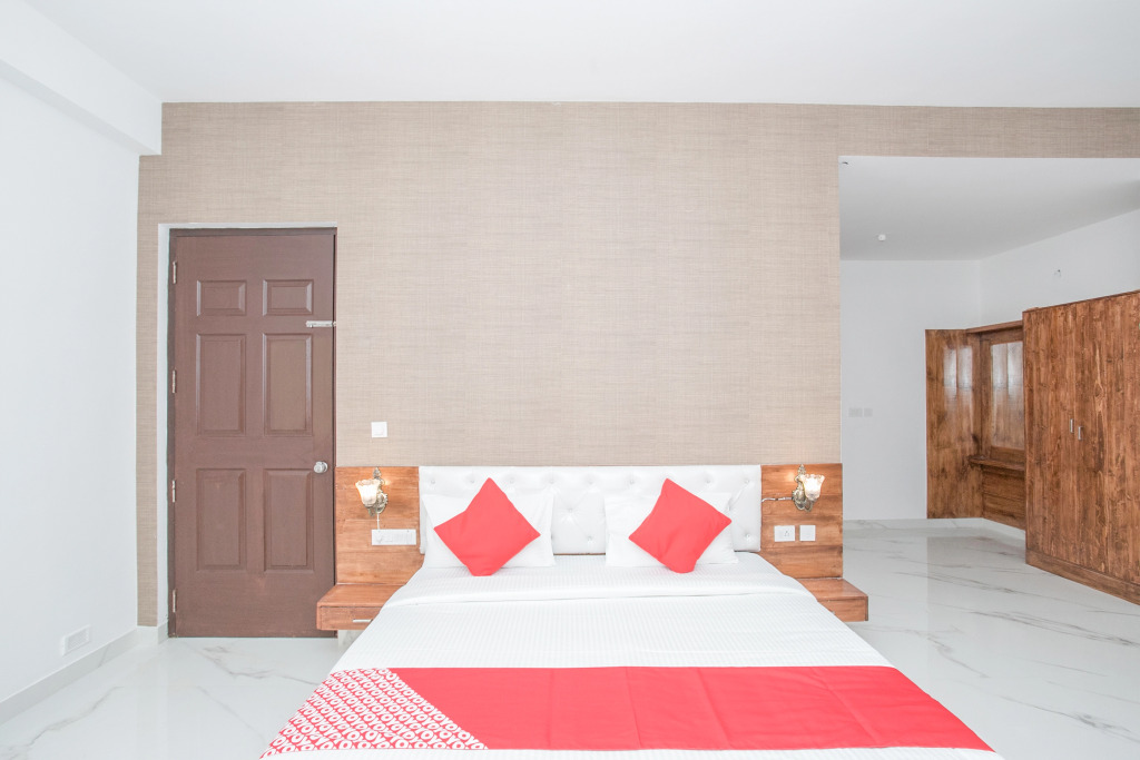 Pinewood Premium Suites by OYOY Rooms
