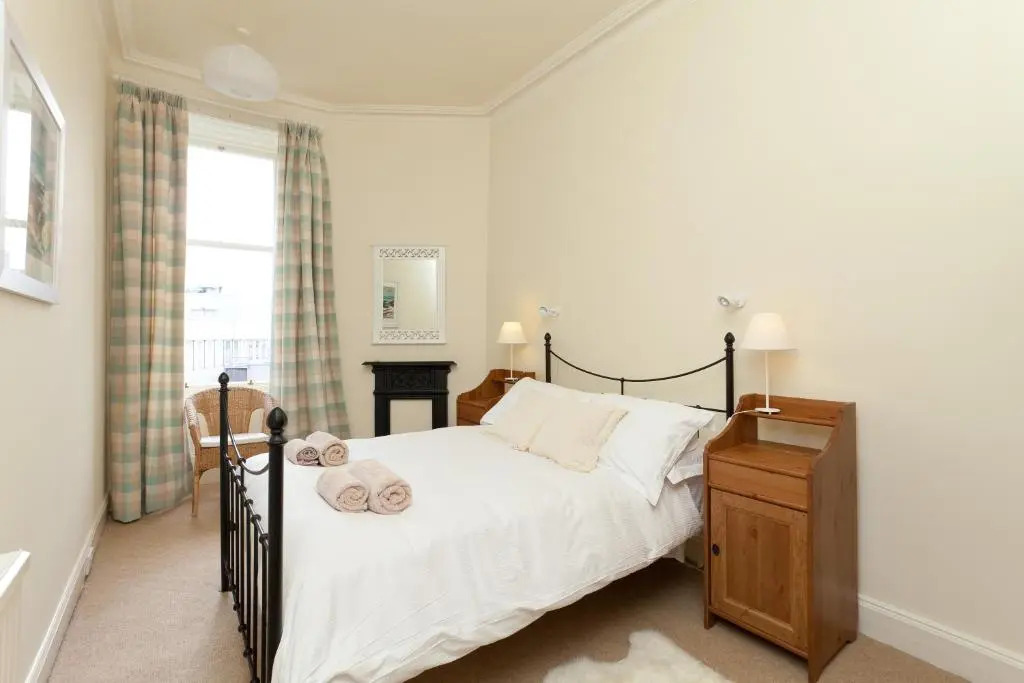 380 Charming one bedroom property in an attractive residential area with great cafes, restaurants and shops nearby