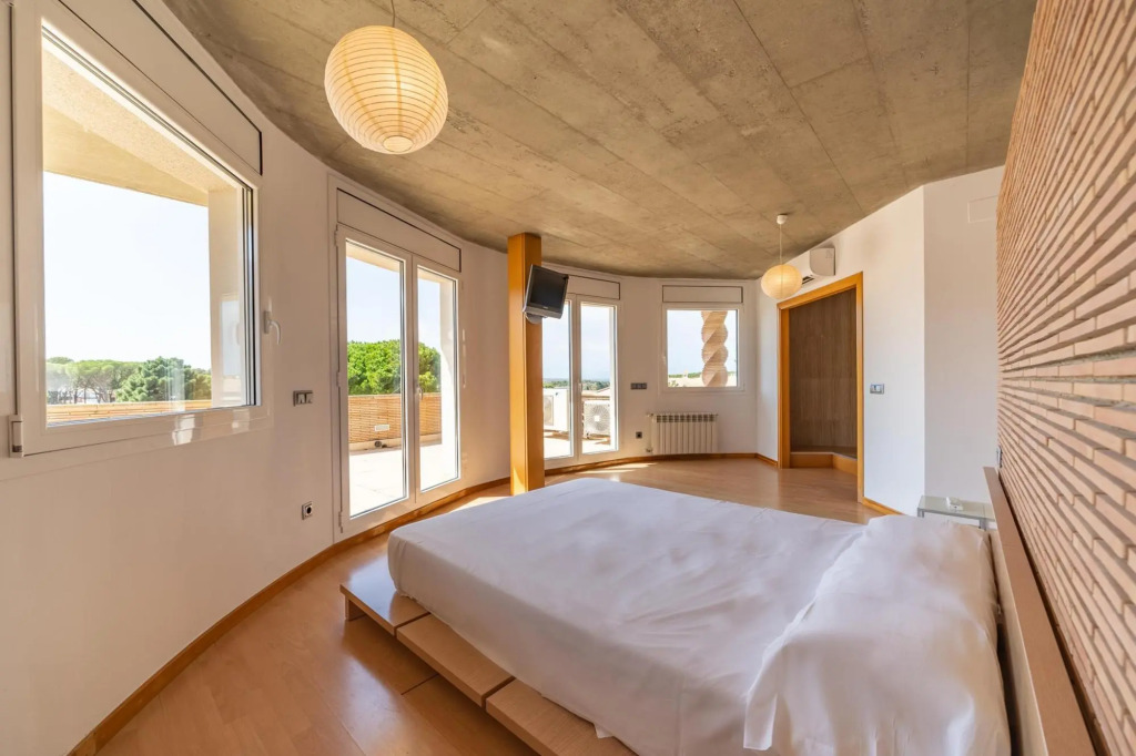 Eugenia in L'Escala with 4 bedrooms and 2 bathrooms