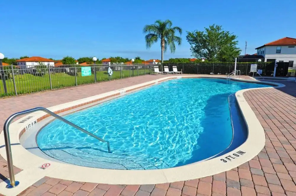 Wonderful 4 Bedroom House in High Grove With its own Swimming Pool