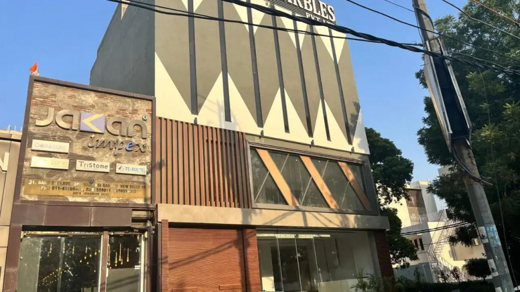 Qotel Comfort Golden Saffron - Hotel in Punjabi Bagh Near Metro
