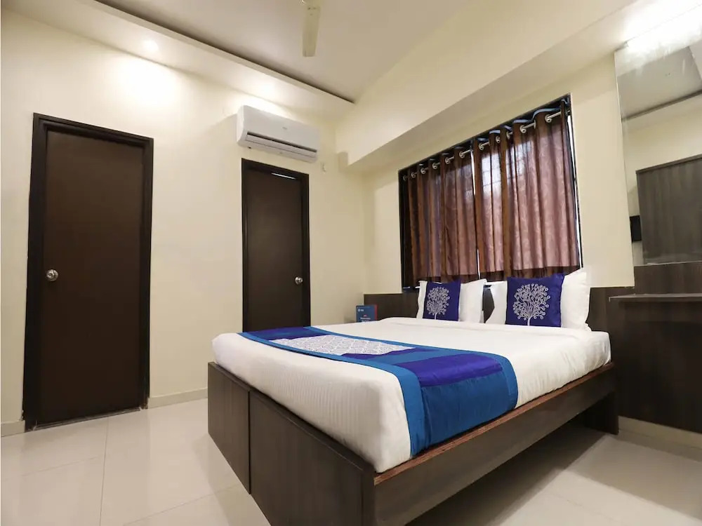 OYO 10680 Hotel Royal Inn