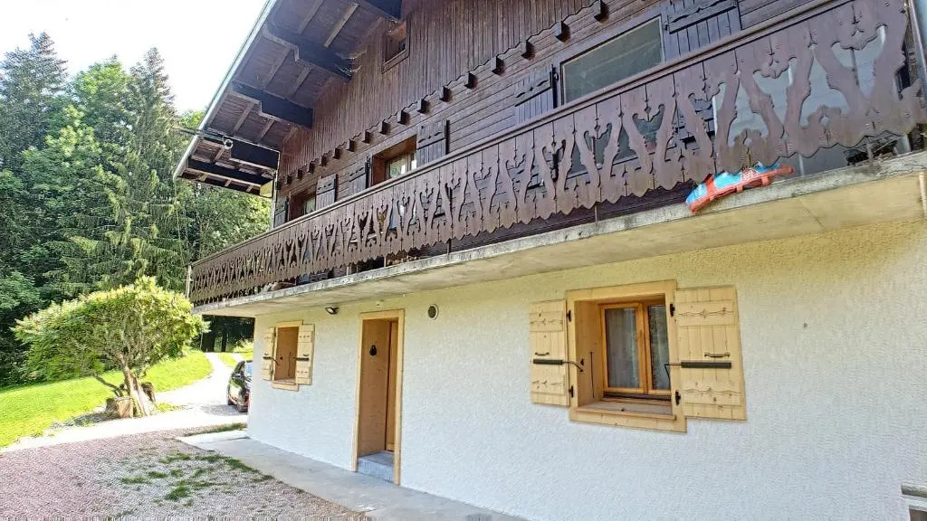 Joli APPARTEMENT DANS CHALET AVEC TERRASSE - SAINT JEAN D'AULPS - PROCHE MORZINE - 6 PERSONNES - LILOU