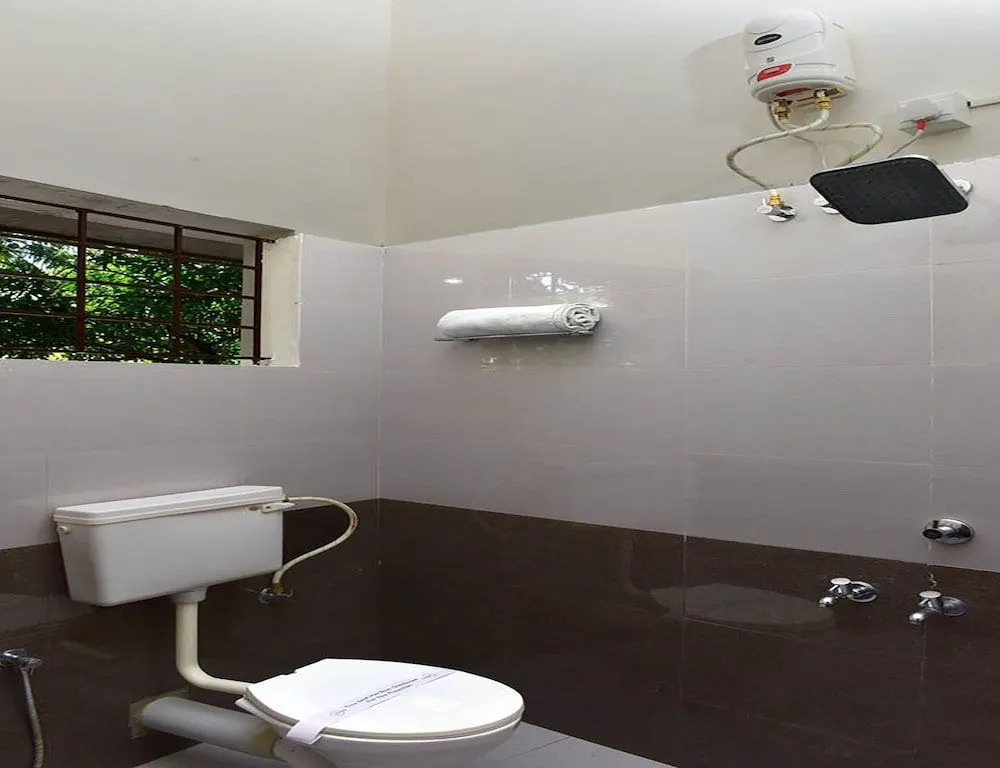 OYO 9118 Saravana Inn