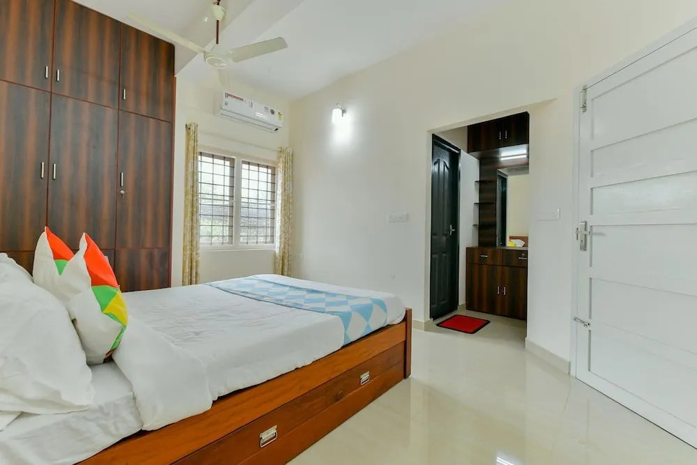 OYO 18602 Home Spacious Stay Near Lulu Mall