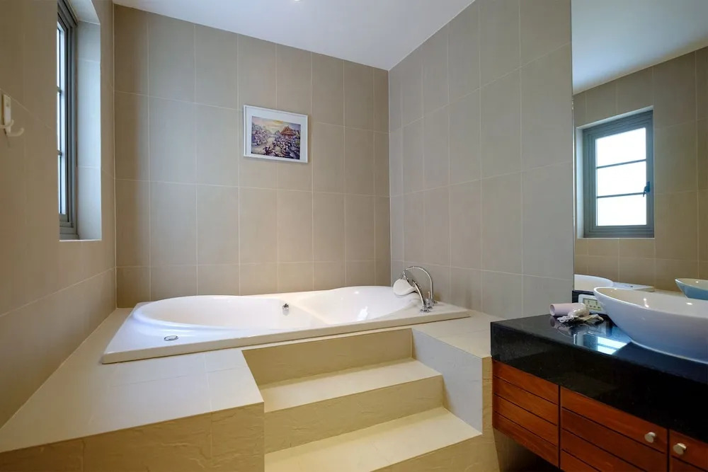 Luxe 2br Pool Villa walk to Bangtao Beach